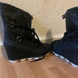 Sorel Black wedge boots - LIKE NEW. Model NL3124-010